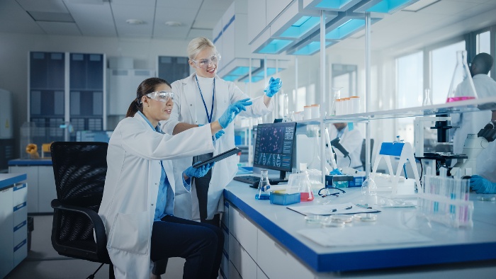 two women working in a lab